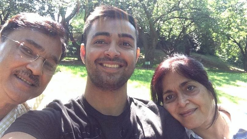 Dans un parc de New York, Anish a dit à ses parents qu'il voulait quitter son travail