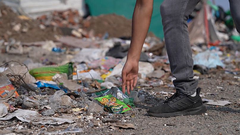 Anish a découvert le MLP, des paquets en plastique multicouches avec des couches fusionnées qui rendent le recyclage difficile