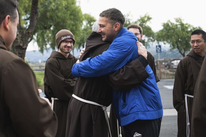 LaBeouf célèbre sa confirmation catholique devant la paroisse Old Mission Santa Inés à Solvang, en Californie, le dimanche 31 décembre 2023.