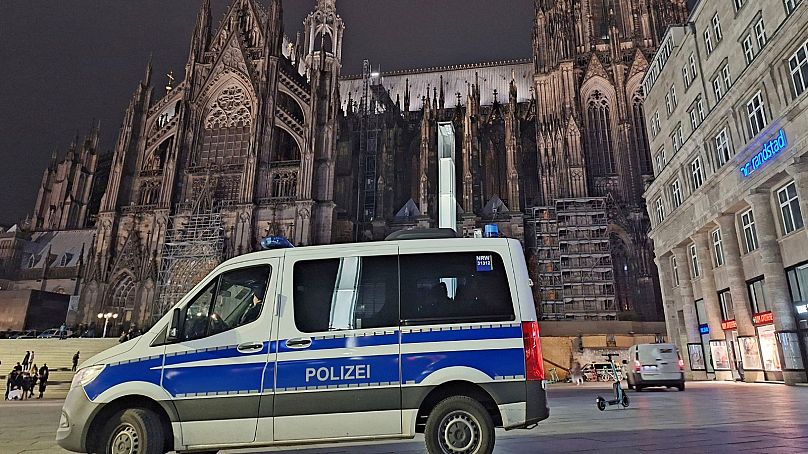Un véhicule de police est garé devant la cathédrale de Cologne, en Allemagne, le samedi 23 décembre 2023.