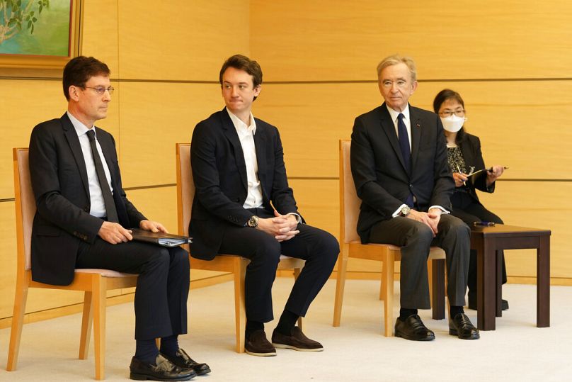 Frédéric Arnault (deuxième à gauche) avec son père, Bernard Arnault, PDG de LVMH (à droite), lors d'une réunion au Cabinet du Premier ministre japonais à Tokyo en 2022.