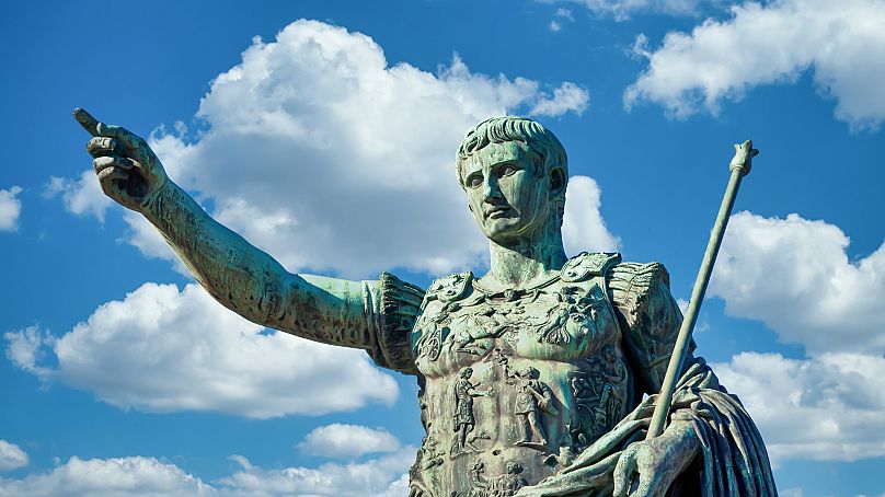 La statue de l'empereur romain Gaius Julius Caesar à Rome, en Italie.