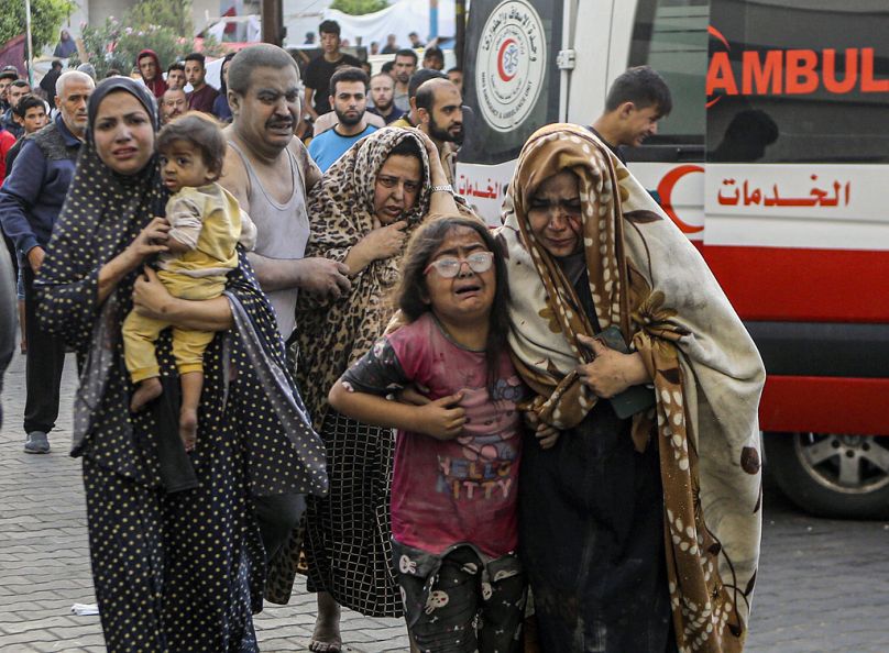 DOSSIER - Des Palestiniens blessés arrivent à l'hôpital al-Shifa à la suite des frappes aériennes israéliennes sur la ville de Gaza, au centre de la bande de Gaza, le lundi 16 octobre 2023.