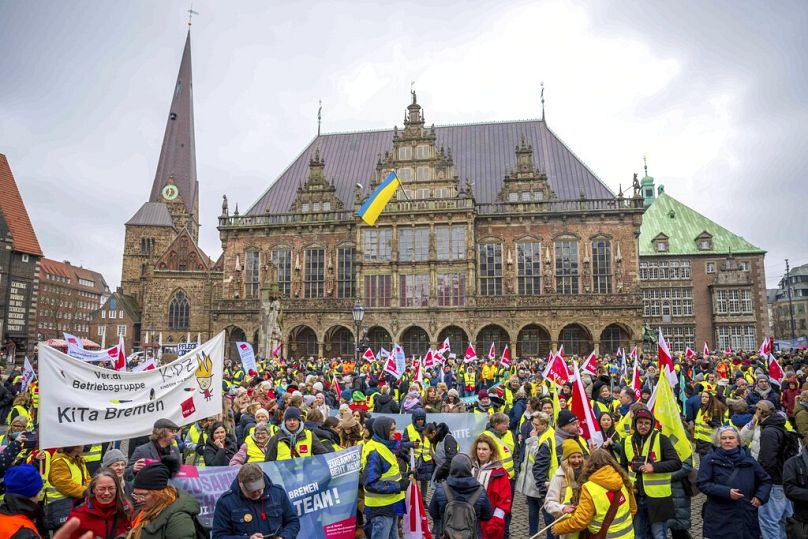 Des manifestants à l'hôtel de ville de Brême lors d'un rassemblement du DGB, réclamant une meilleure formation dans les domaines à prédominance féminine et s'attaquant à l'écart salarial entre les sexes pour lutter contre les pénuries de compétences.  mars 2023