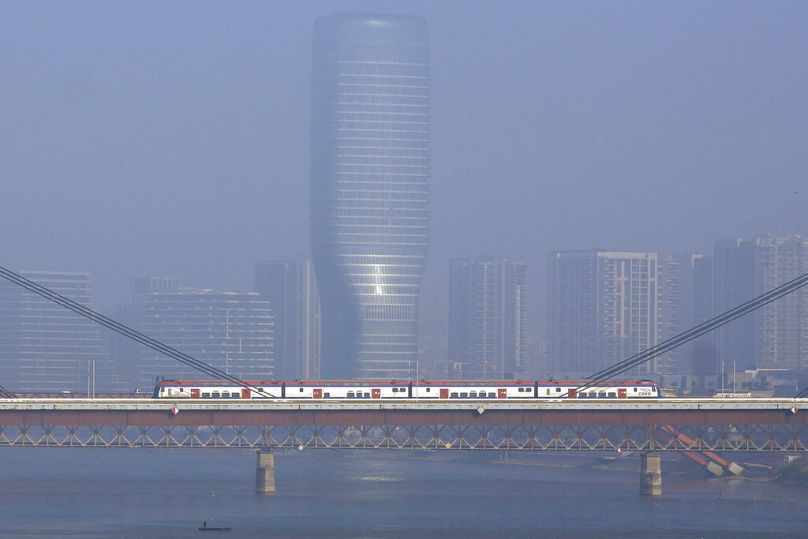 Un train traverse le nouveau pont ferroviaire, au-dessus de la rivière Sava, sur la ligne à grande vitesse Belgrade-Novi Sad, lors d'une journée brumeuse à Belgrade, en octobre 2022.