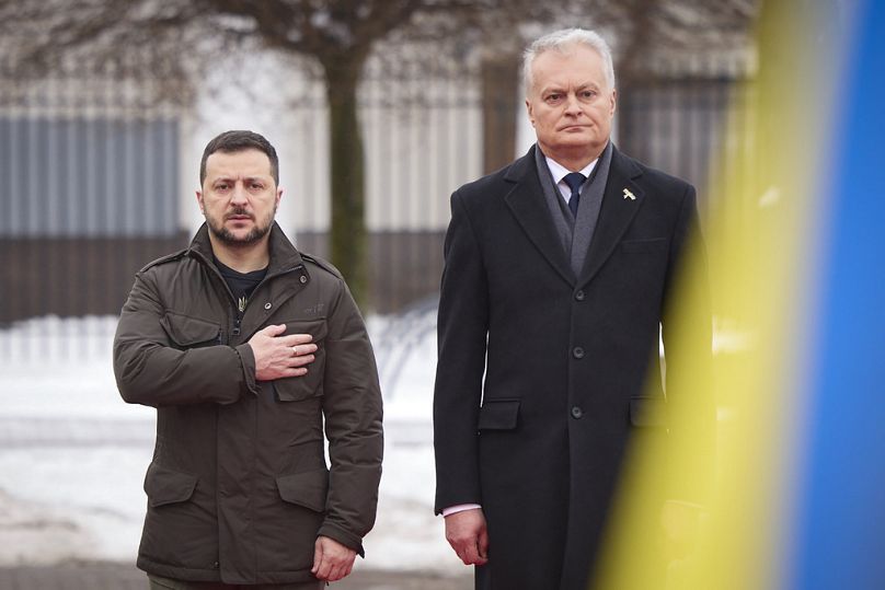 Le président lituanien Gitanas Nauseda, à droite, et le président ukrainien Volodymyr Zelenskyy assistent à une cérémonie de bienvenue dans la cour présidentielle de Vilnius, en Lituanie.