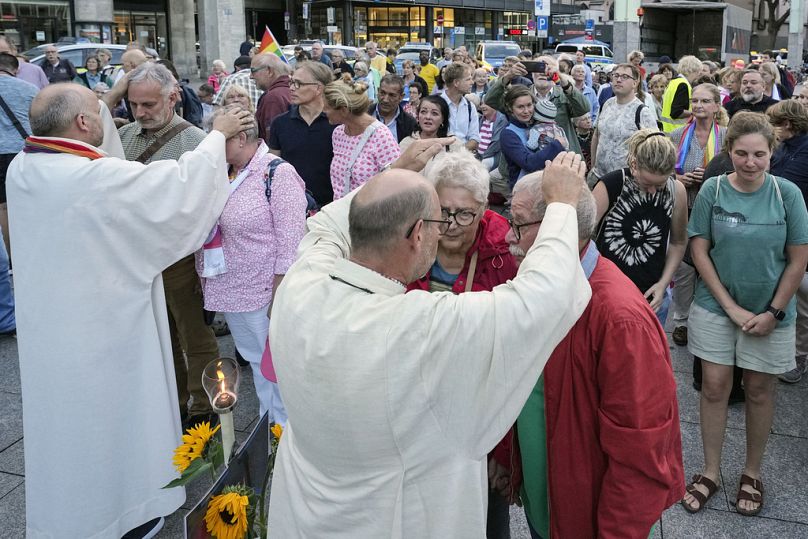 Les couples mariés et de même sexe participent à une cérémonie publique de bénédiction devant la cathédrale de Cologne, en Allemagne, le mercredi 20 septembre 2023.