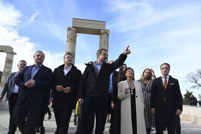 Le Premier ministre grec Kyriakos Mitsotakis, au centre, visite le palais d'Aigai le vendredi 5 janvier 2024