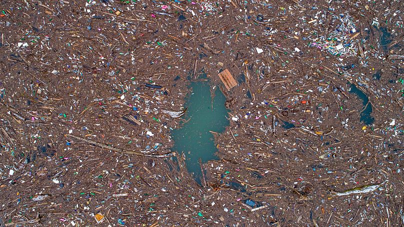 Vue aérienne de déchets flottant dans la rivière Drina, près de Visegrad, en Bosnie, le 10 janvier 2024.
