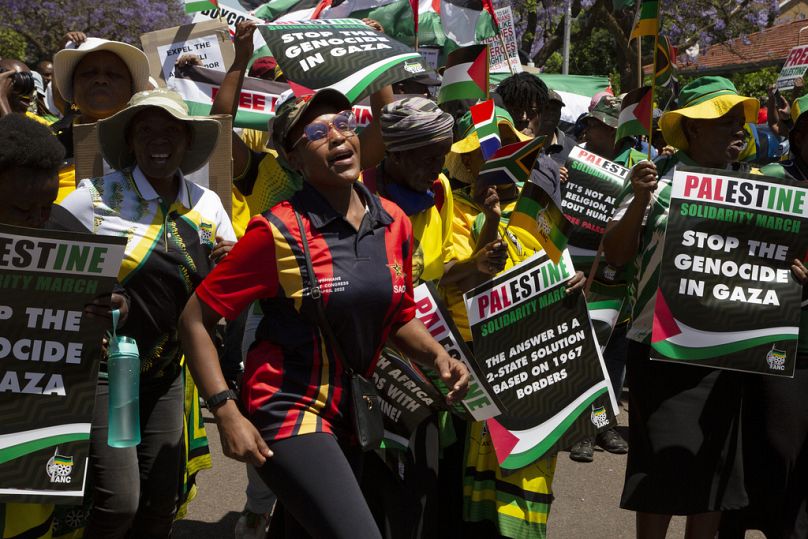 Des partisans pro-palestiniens manifestent à l'entrée de l'ambassade israélienne à Pretoria, octobre 2023