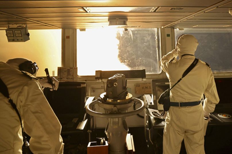 Des missiles Sea Viper sont tirés en mer Rouge depuis le navire britannique HMS Diamond.