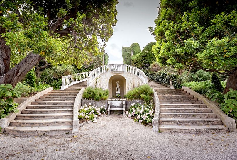 Un grand escalier en fer à cheval dans le jardin florentin