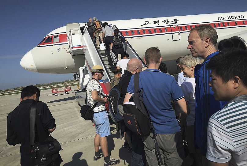 Des passagers montent à bord d'un avion d'Air Koryo à l'aéroport international de Pyongyang, en Corée du Nord, le 27 juin 2015.