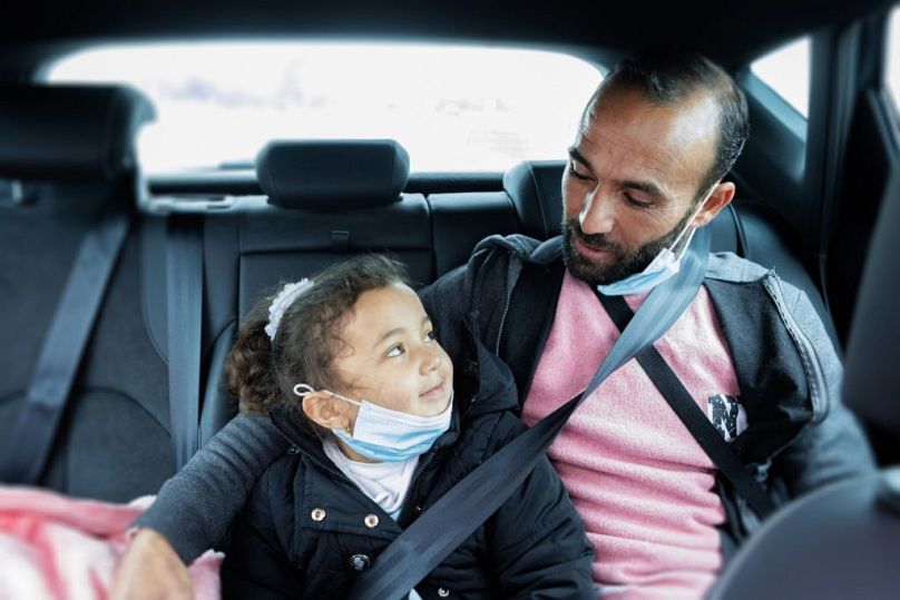 Un père palestinien et sa fille sont conduits à un rendez-vous médical en Israël
