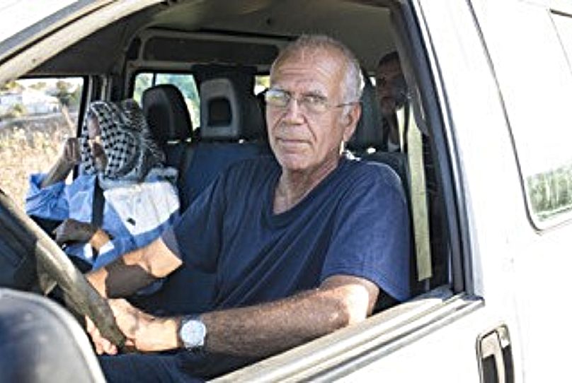 Yuval Roth, fondateur de l'association, photographié conduisant des Palestiniens à des rendez-vous médicaux