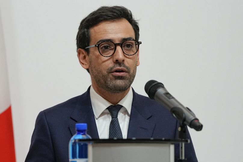 Le ministre français des Affaires étrangères Stéphane Séjourne assiste à une conférence de presse conjointe avec son homologue ukrainien Dmytro Kuleba à Kiev, en Ukraine.