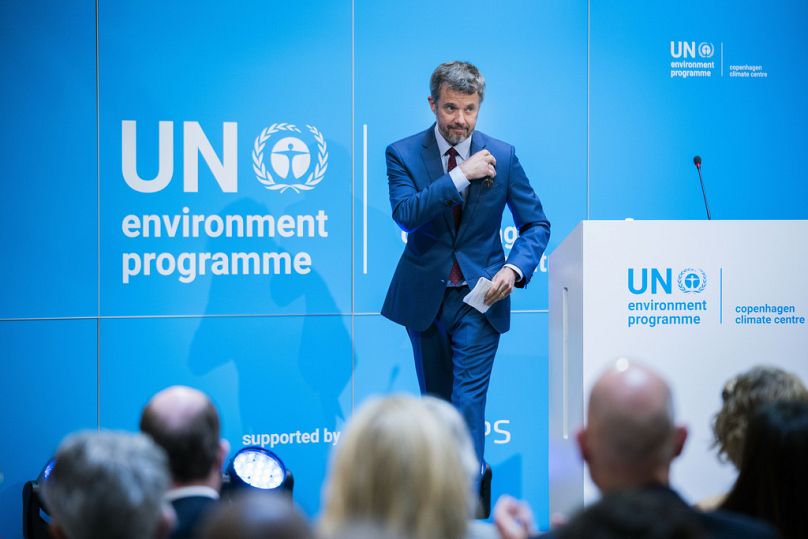 Le prince héritier du Danemark Frederik monte sur scène lors de l'ouverture du nouveau Centre climatique des Nations Unies en 2022