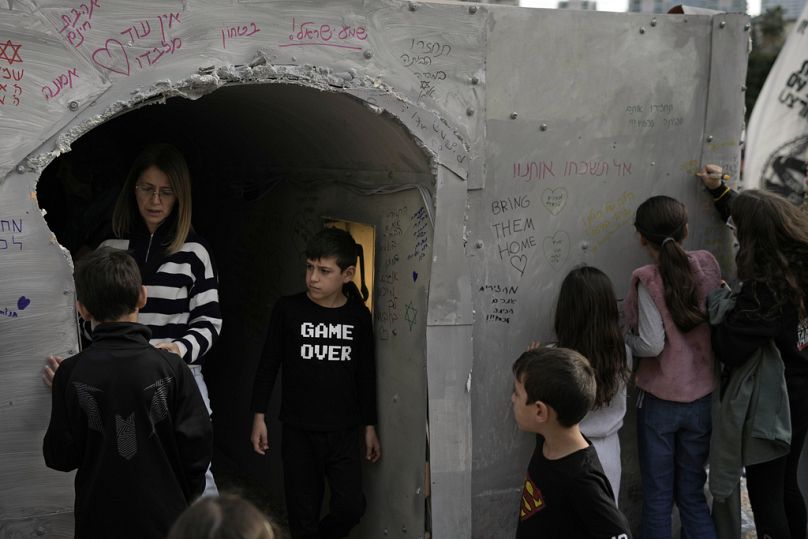 Une installation simulant un tunnel à Gaza en solidarité avec les otages qui seraient détenus par le Hamas, Tel Aviv, Israël, 13 janvier 2024