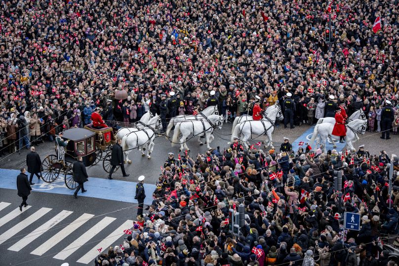 La reine Margrethe du Danemark est escortée par l'escadron à cheval du régiment de hussards de la Garde dans le carrosse d'or du château d'Amalienborg au château de Christiansborg à Copenhague