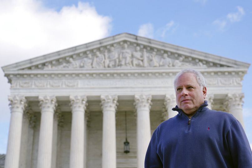 David Cassirer, l'arrière-petit-fils de Lilly Cassirer Neubauer, pose pour une photo devant la Cour suprême des États-Unis.