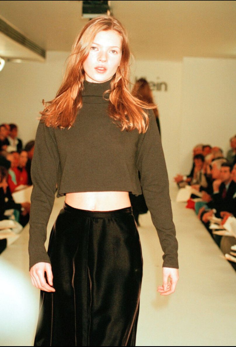 Kate Moss porte une tenue ventre nu de la collection automne 1993 de Calvin Klein lors du défilé du créateur à New York le 1er juin 1993.