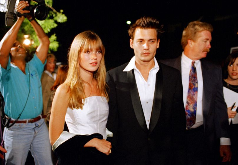 Kate Moss et son petit ami de l'époque, Johnny Depp, arrivent pour la première du film de Depp "Don Juan DeMarco," à Beverly Hills, le 3 avril 1995.
