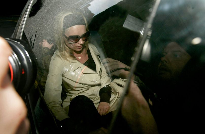 Kate Moss est chassée d'un commissariat de police de Londres après avoir été interrogée par des détectives au sujet de sa prétendue consommation de cocaïne, le 31 janvier 2006.