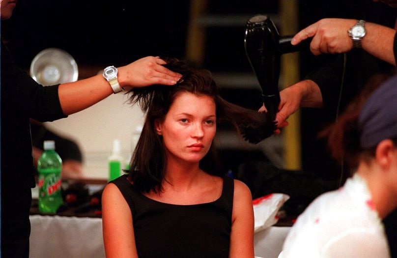 Kate Moss se fait coiffer dans les coulisses avant le début du défilé de la collection Marc Jacobs Printemps 2000 à New York le lundi 13 septembre 1999.