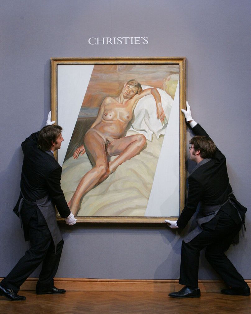 Les commissaires-priseurs de Christie's accrochent un portrait nu du mannequin britannique Kate Moss peint par Lucian Freud en 2002 lors d'une avant-première à Londres, le vendredi 29 octobre 2004.