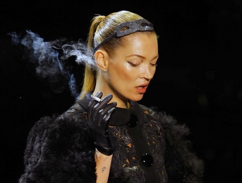 Moss porte une création du créateur de mode américain Marc Jacobs pour la collection de prêt-à-porter automne-hiver 2012 de Louis Vuitton, lors de la Fashion week de Paris, le 9 mars 2011.