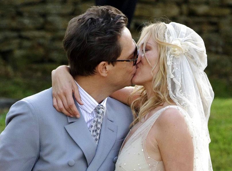 Kate Moss, à droite, et le guitariste britannique Jamie Hince posent pour les photographes après leur mariage dans le village de Southrop, en Angleterre, le vendredi 1er juillet 2011.