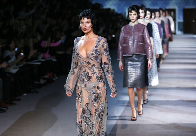 Moss, à gauche, présente une création du créateur de mode américain Marc Jacobs pour la collection Prêt-à-porter automne-hiver 2013-2014 de Louis Vuitton, présentée le 6 mars 2013.