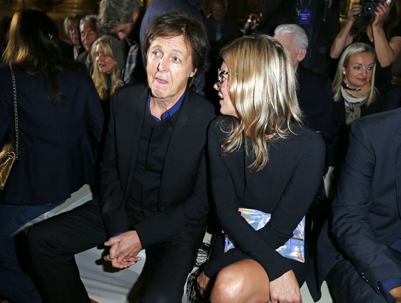 Sir Paul McCartney et Moss, à droite, prennent place pour la collection prêt-à-porter printemps-été 2013 de la créatrice de mode britannique Stella McCartney, le 1er octobre 2012.