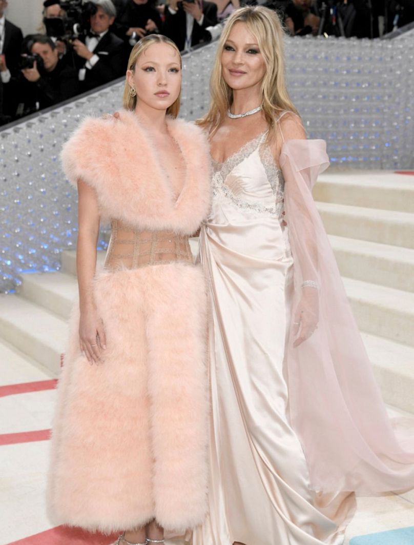 Kate Moss pose avec sa fille Lila Moss au gala du MET célébrant l'ouverture du