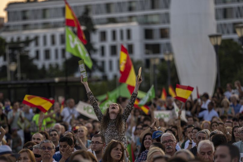Les partisans d'extrême droite de VOX saluent lors du rassemblement de clôture de la campagne sur la place Colon à Madrid, en juillet 2023.