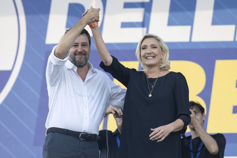 Le vice-Premier ministre populiste italien de droite Matteo Salvini se tient sur scène aux côtés de la dirigeante française de droite Marine Le Pen lors de son rassemblement annuel du parti Lega à Pontida, en septembre 2023.