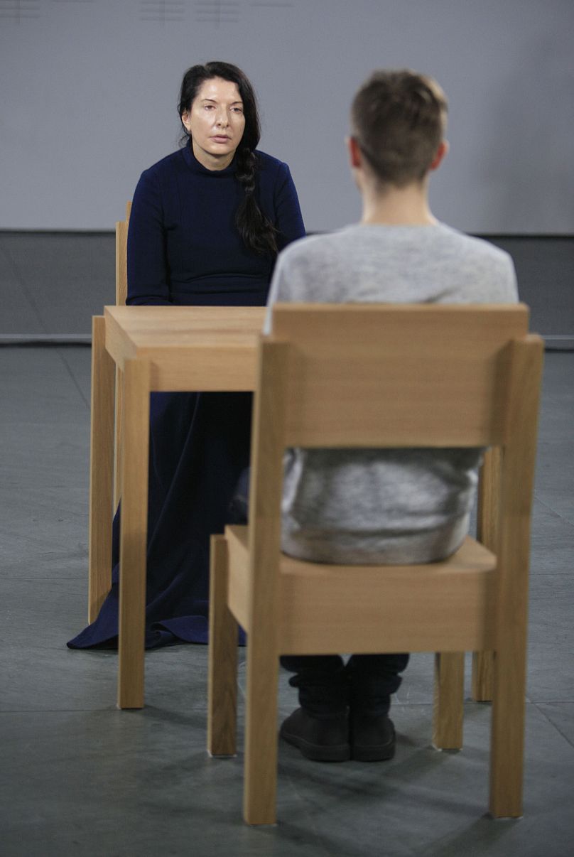 Marina Abraomvic, à gauche, et un visiteur du Museum of Modern Art de New York se produisent 