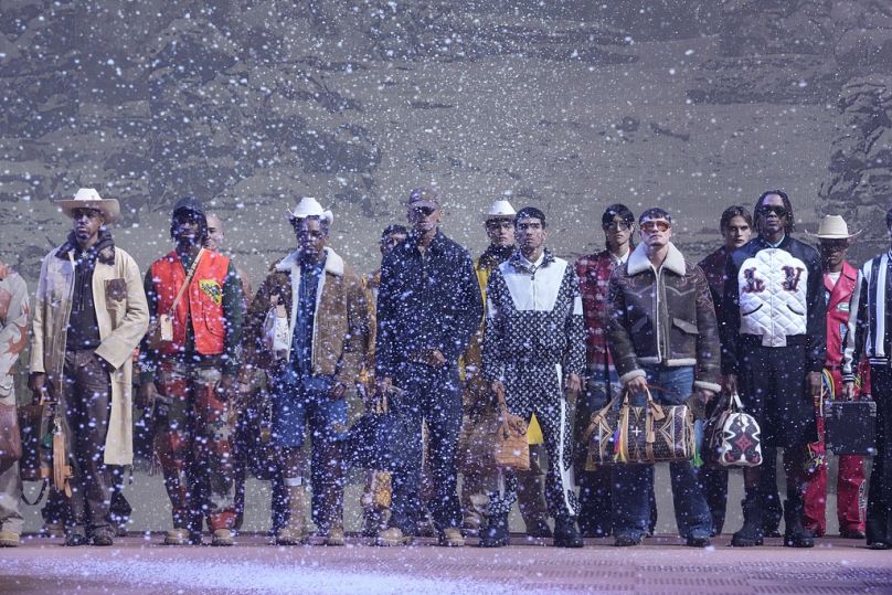 Les mannequins portent des créations pour Louis Vuitton dans le cadre de la collection prêt-à-porter homme automne-hiver 2024-2025 présentée à Paris, le mardi 16 janvier 2024.