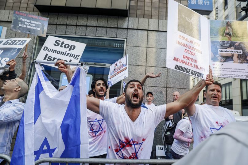 Des centaines de partisans palestiniens et israéliens se rassemblent lors de rassemblements d’opposition devant le consulat d’Israël à San Francisco, le dimanche 8 octobre 2023.