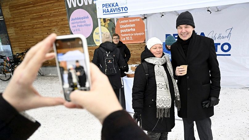 Le membre du Parti Vert, le candidat à la présidentielle Pekka Haavisto, à droite, a une photo prise avec Minna Joentakanen pendant sa campagne à Helsinki, en Finlande, le 16 décembre 2023.