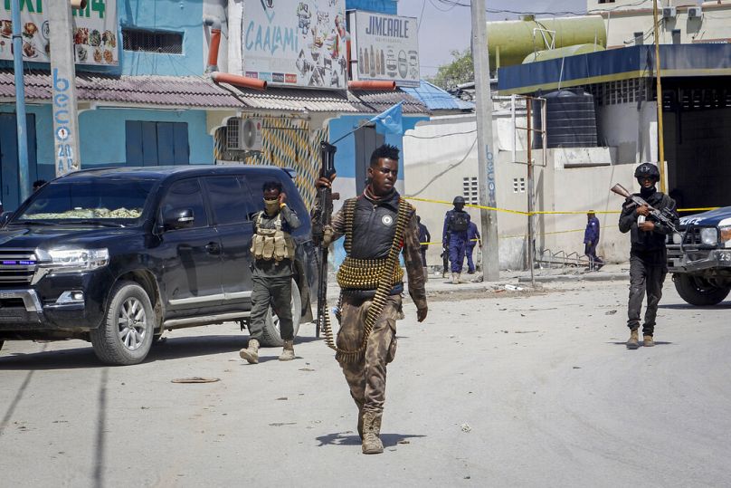 Les forces de sécurité patrouillent sur les lieux après que des hommes armés ont pris d'assaut l'hôtel Hayat dans la capitale Mogadiscio, août 2022.