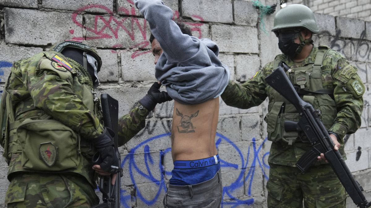 Army raids on streets in Ecuador