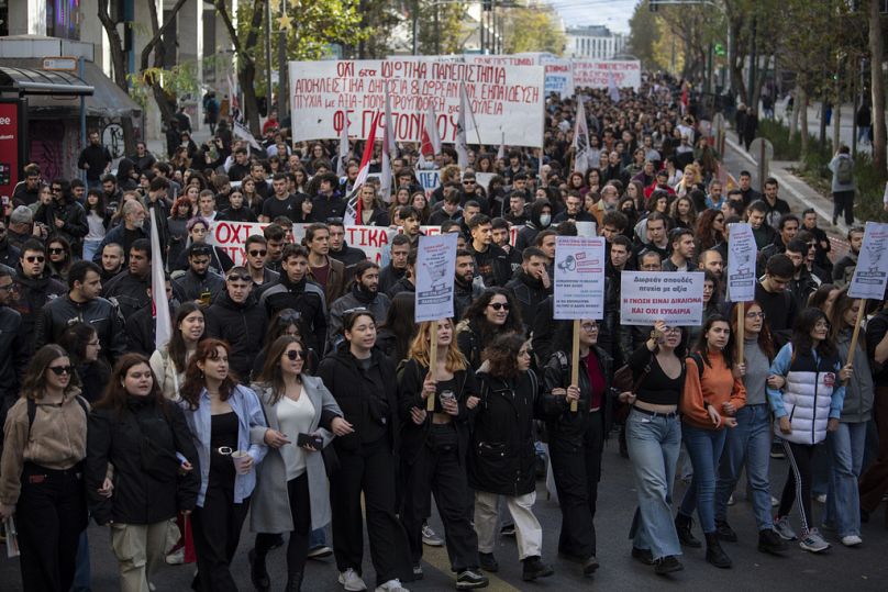 Des manifestants défilent lors d'une manifestation dans le centre d'Athènes, en Grèce, le jeudi 18 janvier 2024.