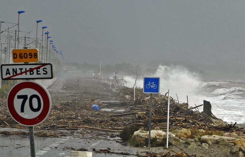 Les vagues ont battu le littoral près d'Antibes lors d'une période de tempêtes et de fortes inondations en novembre 2011.