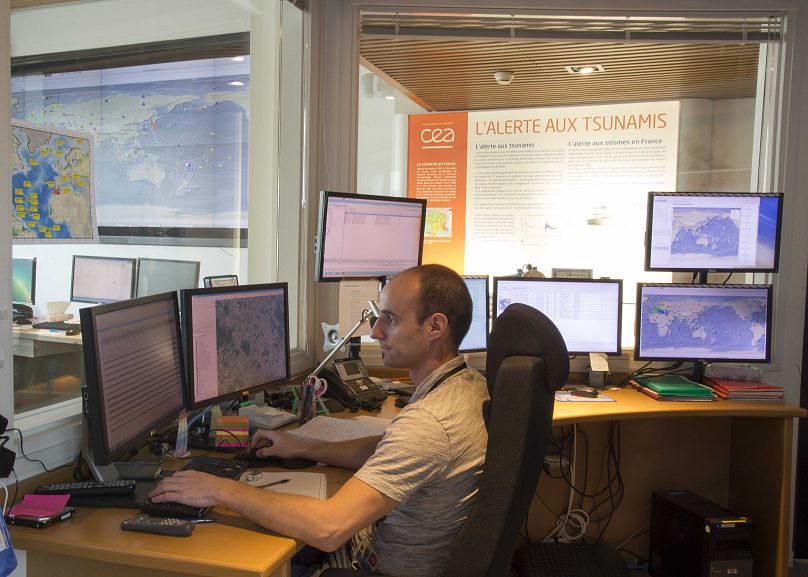 Un spécialiste analyse les données sismiques au CENALT.