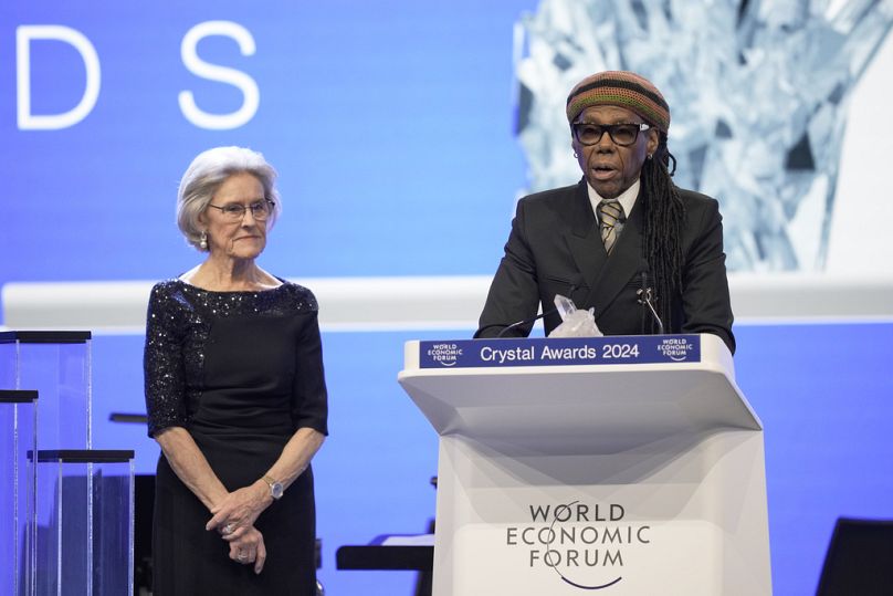 Nile Rodgers prend la parole après avoir reçu un Crystal Award des mains d'Hilde Schwab, cérémonie d'ouverture du Forum économique mondial à Davos, Suisse, 2024.