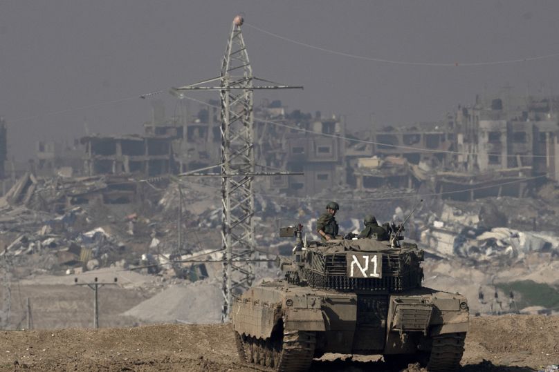 Des soldats israéliens surplombent la bande de Gaza depuis un char, vu du sud d'Israël