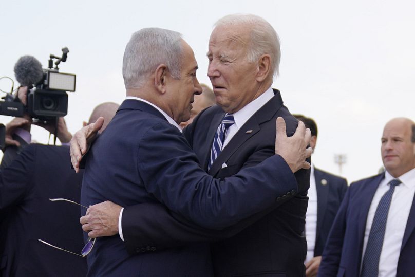Le président Joe Biden est accueilli par le Premier ministre israélien Benjamin Netanyahu après son arrivée à l'aéroport international Ben Gourion de Tel Aviv en octobre