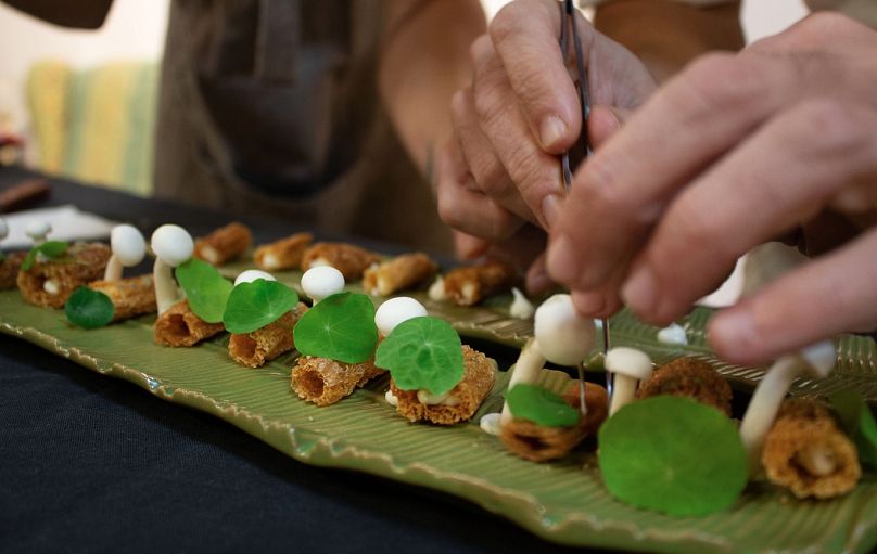 La nourriture préparée par Kike et Daniel utilise uniquement des ingrédients d'origine végétale