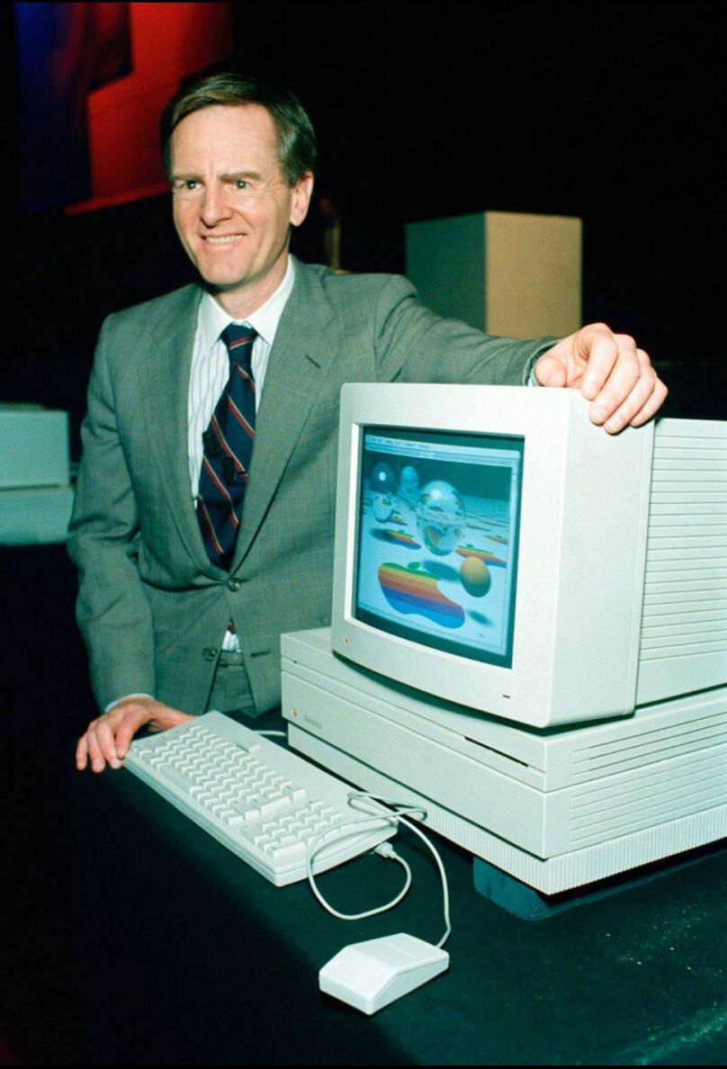 John Sculley, président d'Apple Computer Inc., présente le nouvel ordinateur Macintosh II lors d'une conférence de presse à Los Angeles le 2 mars 1987.